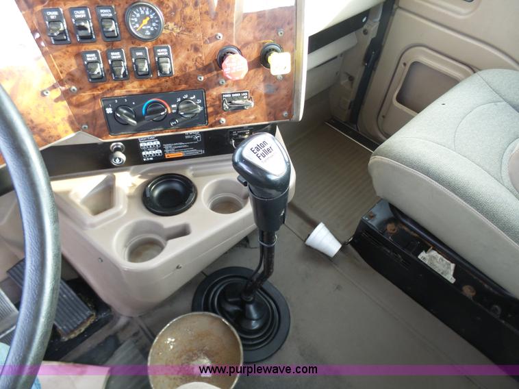 image for item BH9439 2006 International 9400i semi truck