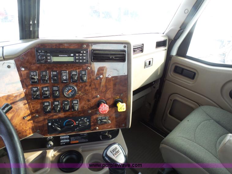 image for item BH9439 2006 International 9400i semi truck