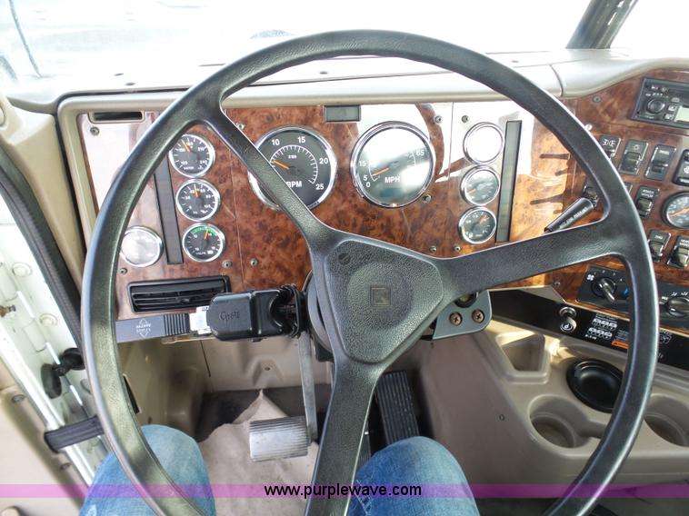 image for item BH9439 2006 International 9400i semi truck