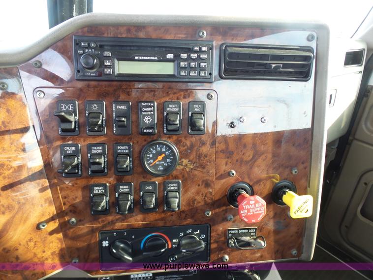 image for item BH9439 2006 International 9400i semi truck