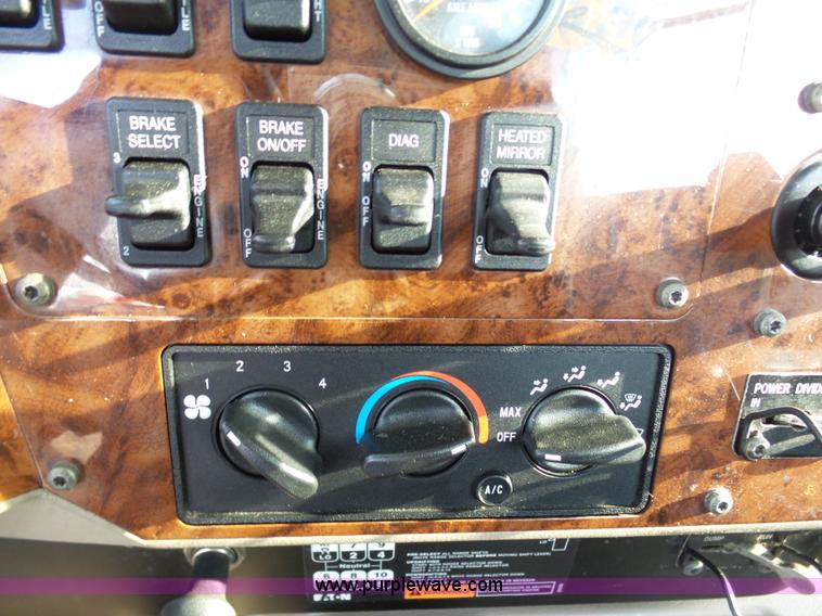 image for item BH9439 2006 International 9400i semi truck