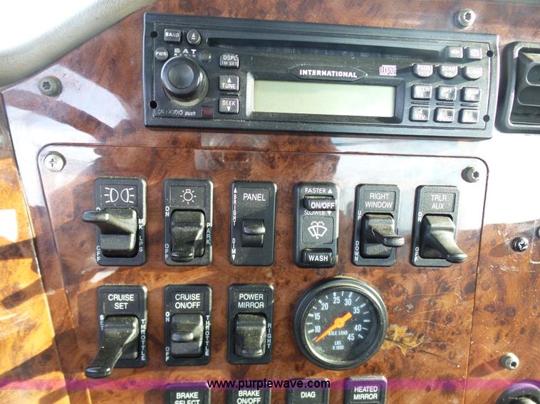 image for item BH9439 2006 International 9400i semi truck