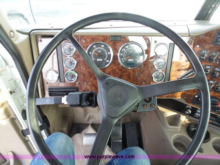 image for item BH9439 2006 International 9400i semi truck