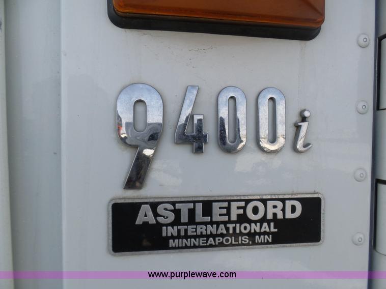 image for item BH9439 2006 International 9400i semi truck