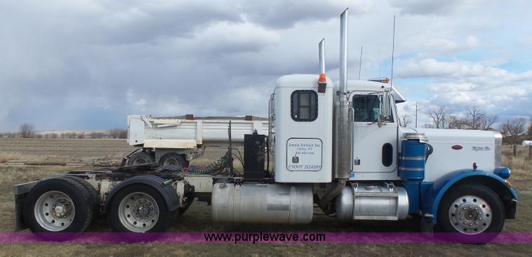 image for item J1679 1986 Peterbilt semi truck