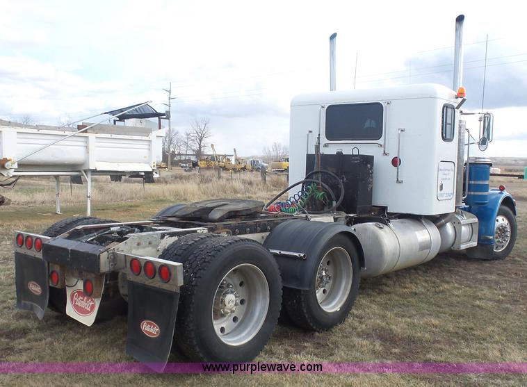 image for item J1679 1986 Peterbilt semi truck