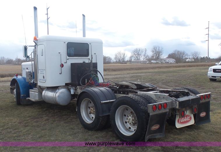 image for item J1679 1986 Peterbilt semi truck