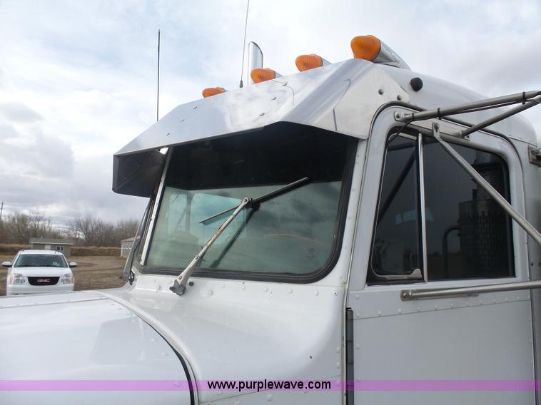 image for item J1679 1986 Peterbilt semi truck