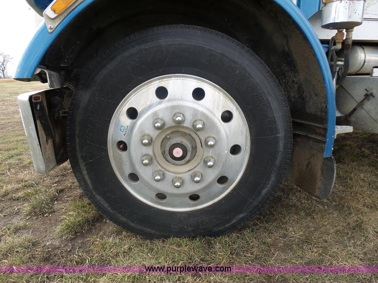 image for item J1679 1986 Peterbilt semi truck