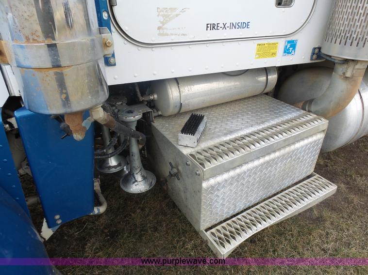 image for item J1679 1986 Peterbilt semi truck