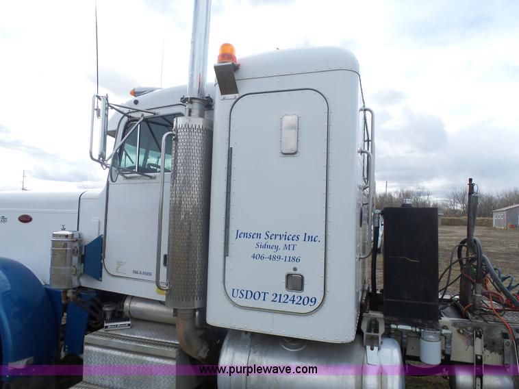 image for item J1679 1986 Peterbilt semi truck