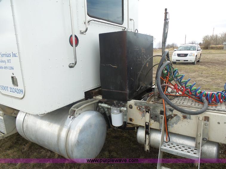 image for item J1679 1986 Peterbilt semi truck