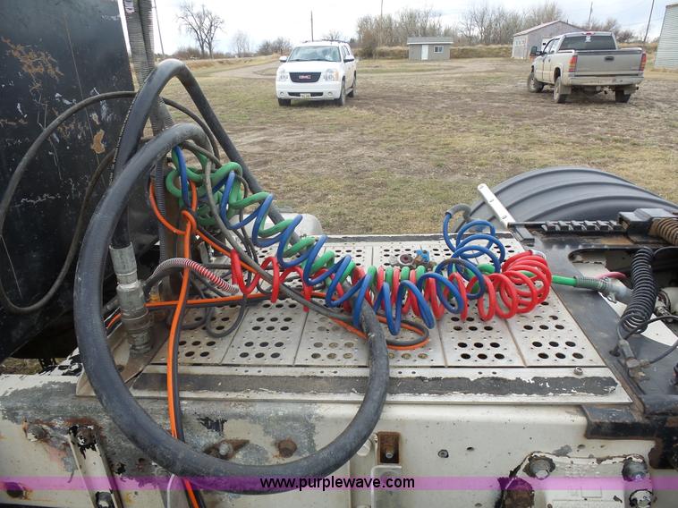 image for item J1679 1986 Peterbilt semi truck