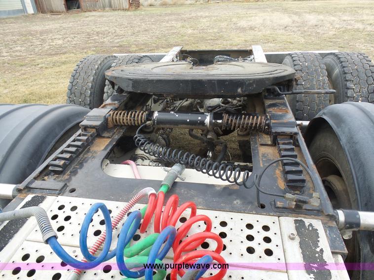 image for item J1679 1986 Peterbilt semi truck