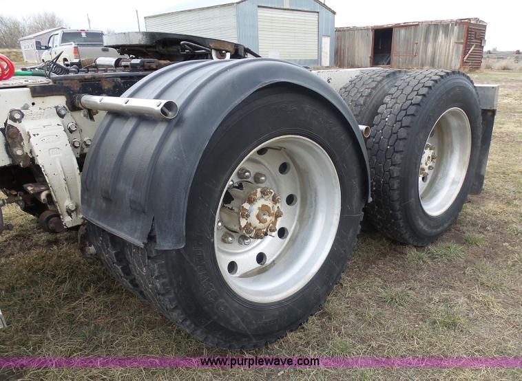 image for item J1679 1986 Peterbilt semi truck