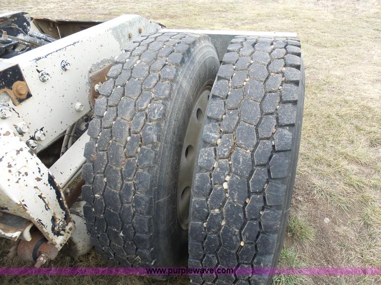 image for item J1679 1986 Peterbilt semi truck