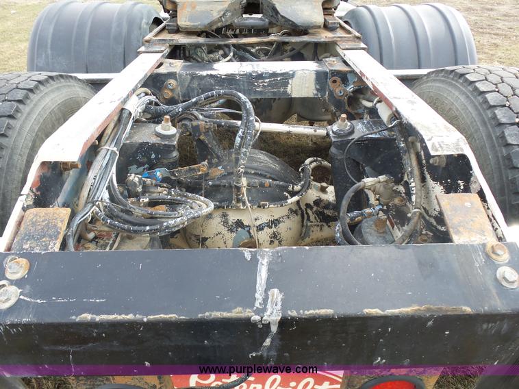 image for item J1679 1986 Peterbilt semi truck