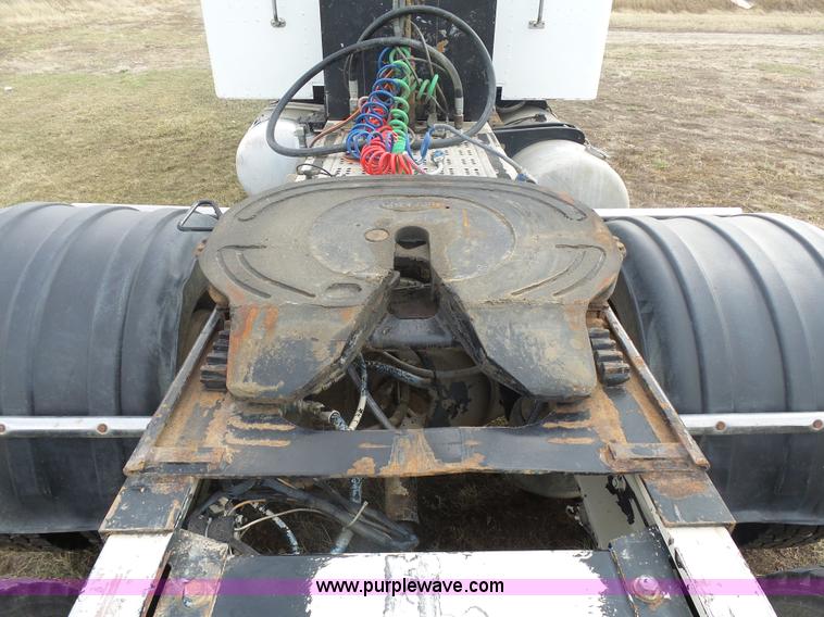 image for item J1679 1986 Peterbilt semi truck