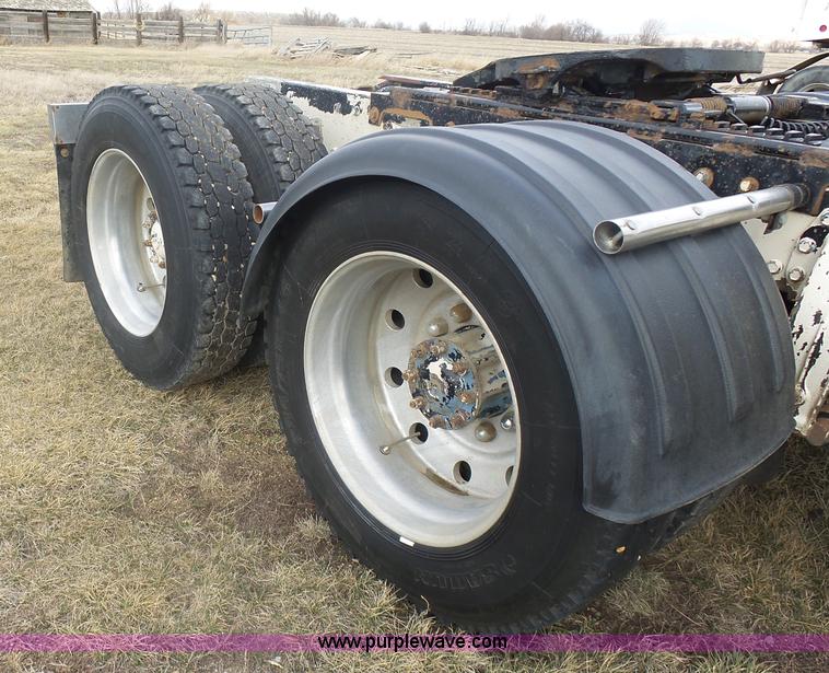 image for item J1679 1986 Peterbilt semi truck