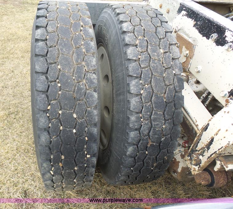 image for item J1679 1986 Peterbilt semi truck