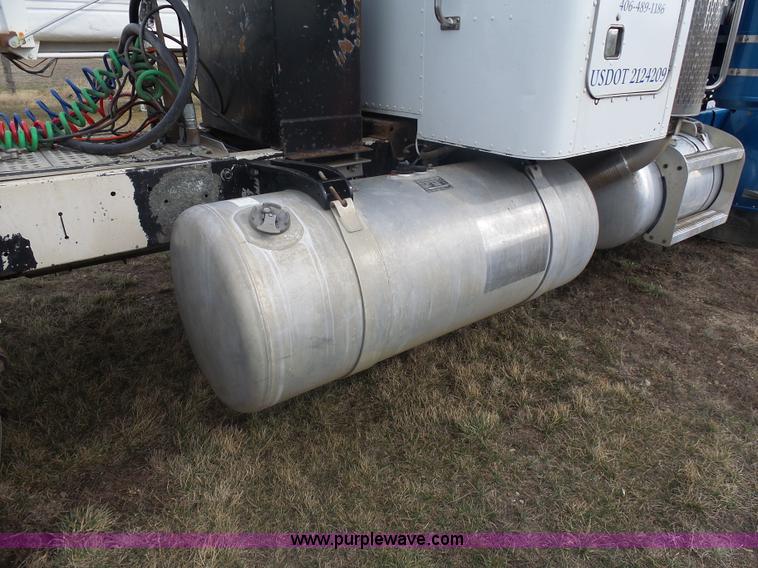 image for item J1679 1986 Peterbilt semi truck