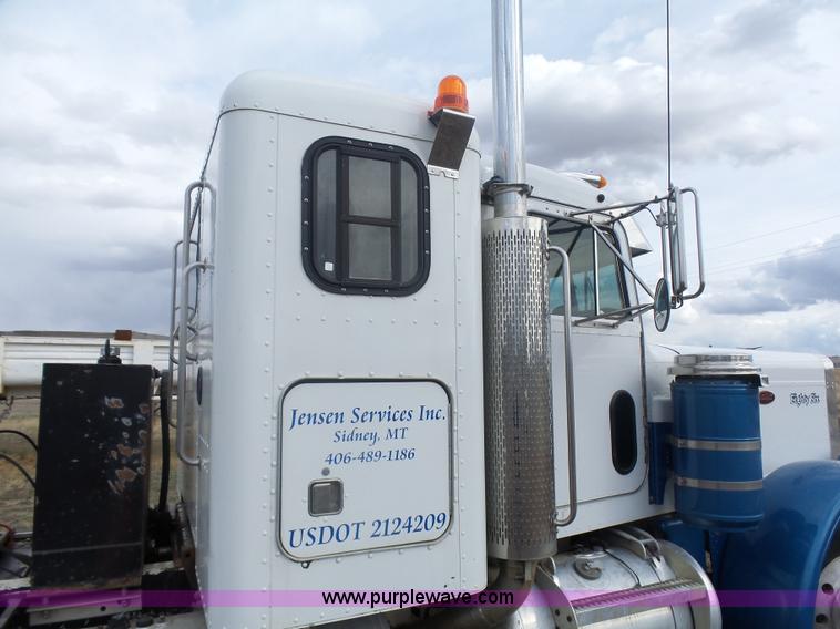 image for item J1679 1986 Peterbilt semi truck