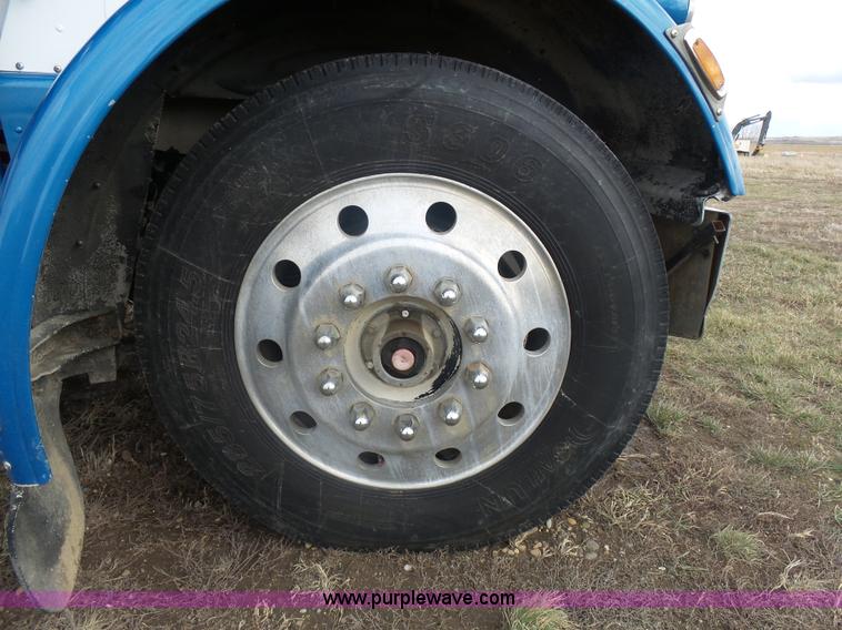 image for item J1679 1986 Peterbilt semi truck