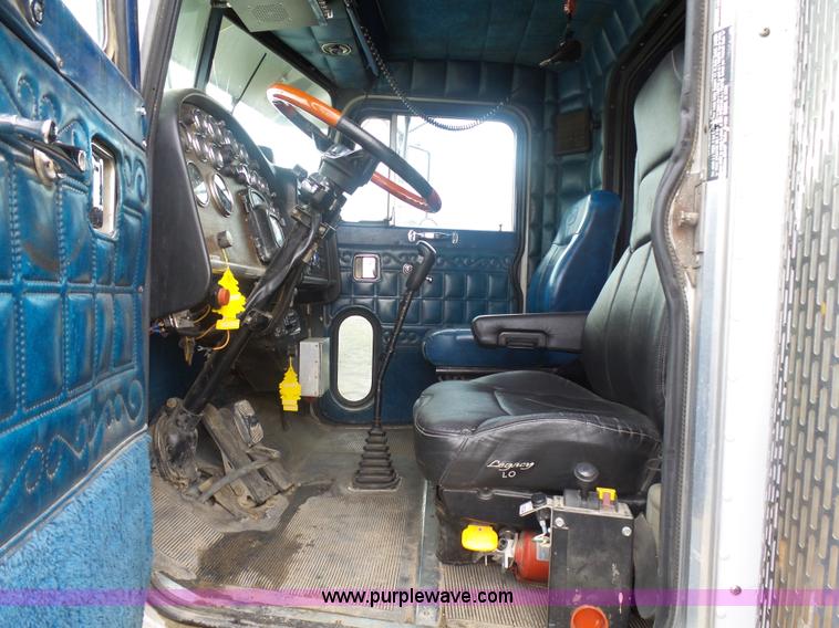 image for item J1679 1986 Peterbilt semi truck