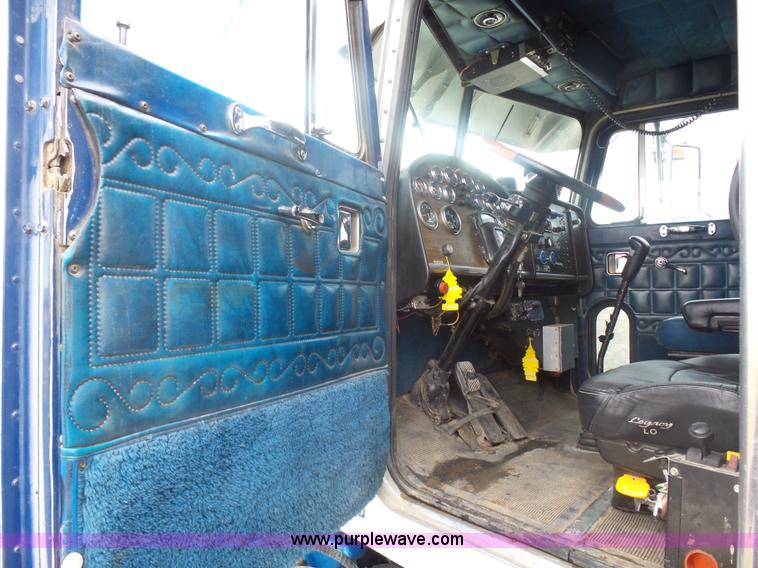 image for item J1679 1986 Peterbilt semi truck