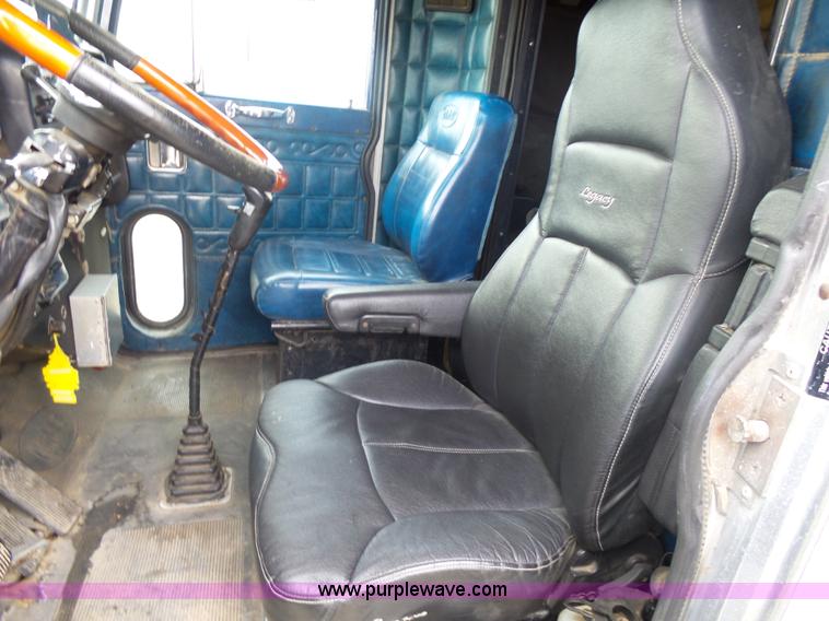 image for item J1679 1986 Peterbilt semi truck