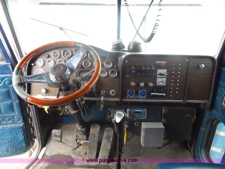 image for item J1679 1986 Peterbilt semi truck