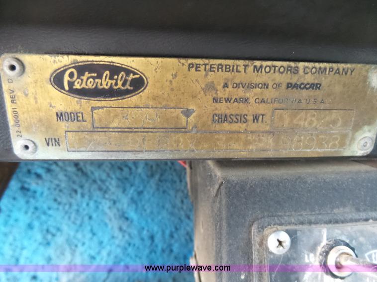 image for item J1679 1986 Peterbilt semi truck