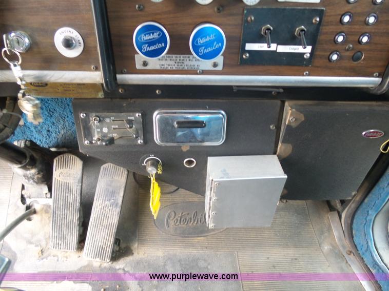 image for item J1679 1986 Peterbilt semi truck