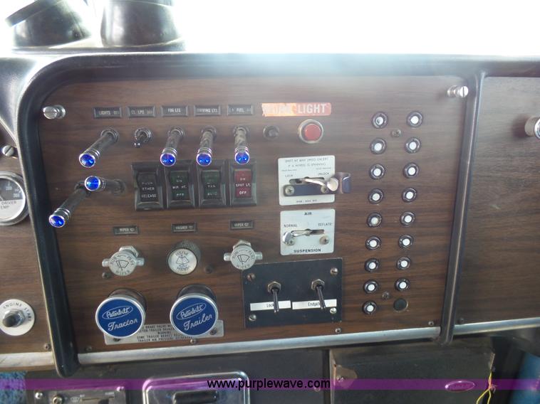 image for item J1679 1986 Peterbilt semi truck