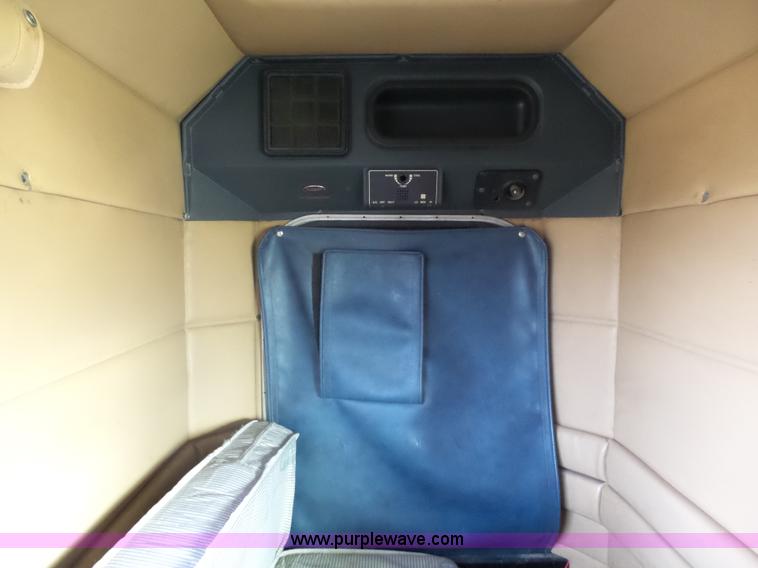 image for item J1679 1986 Peterbilt semi truck