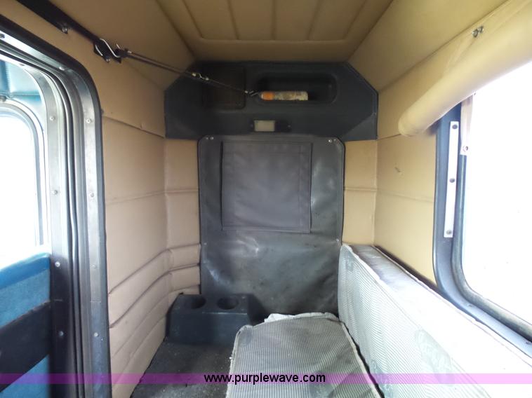 image for item J1679 1986 Peterbilt semi truck