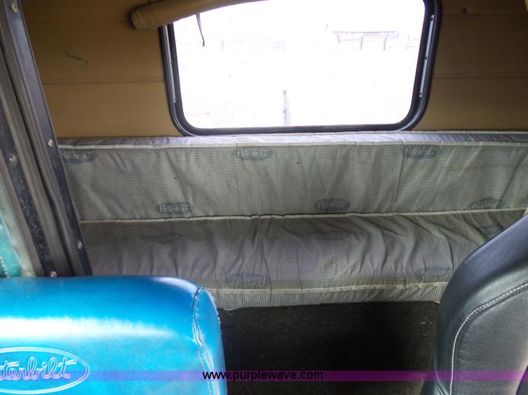 image for item J1679 1986 Peterbilt semi truck