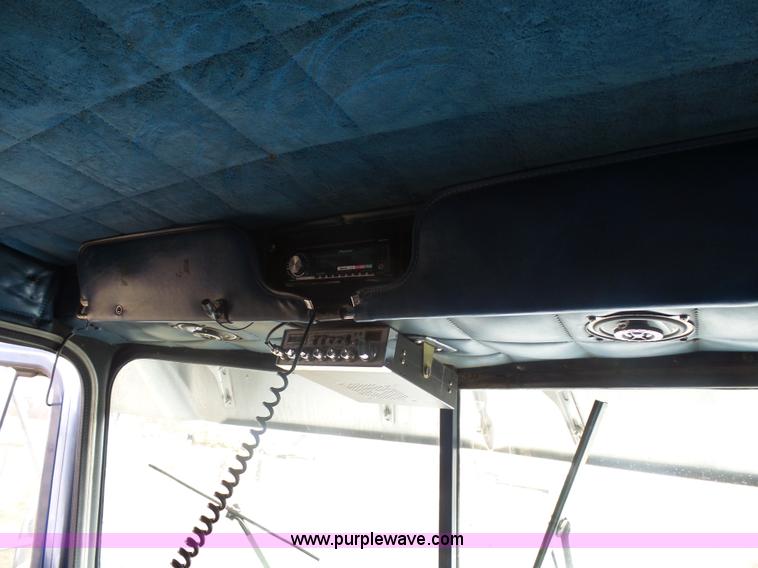 image for item J1679 1986 Peterbilt semi truck