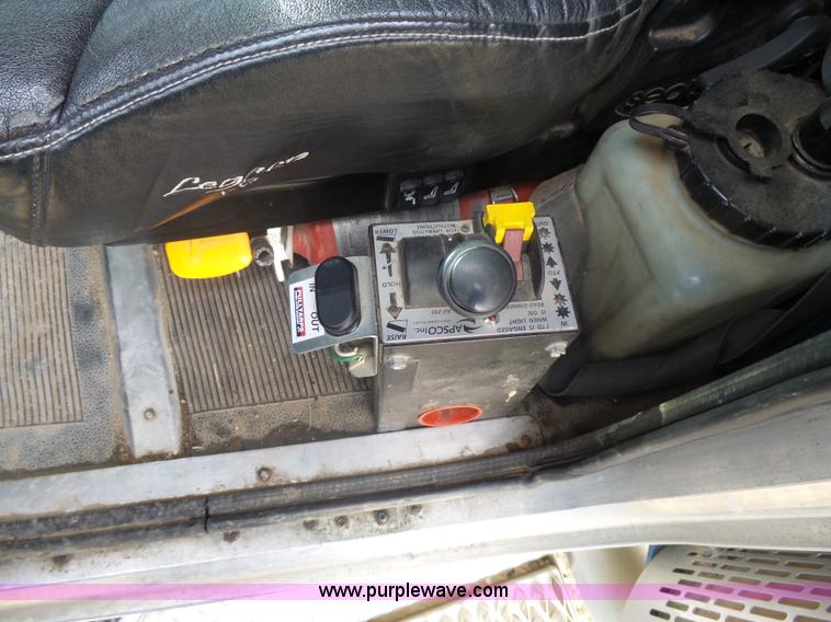 image for item J1679 1986 Peterbilt semi truck