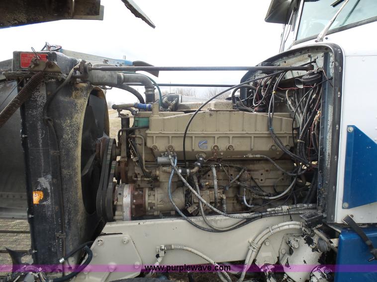 image for item J1679 1986 Peterbilt semi truck