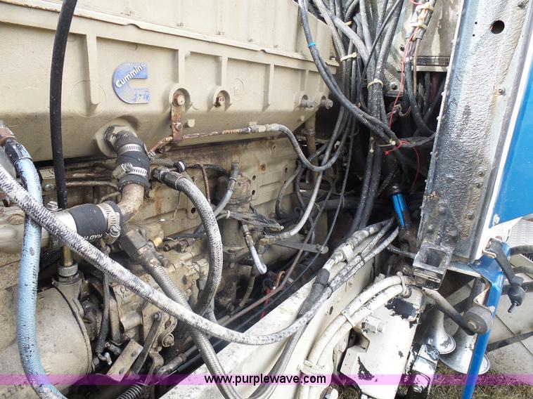 image for item J1679 1986 Peterbilt semi truck