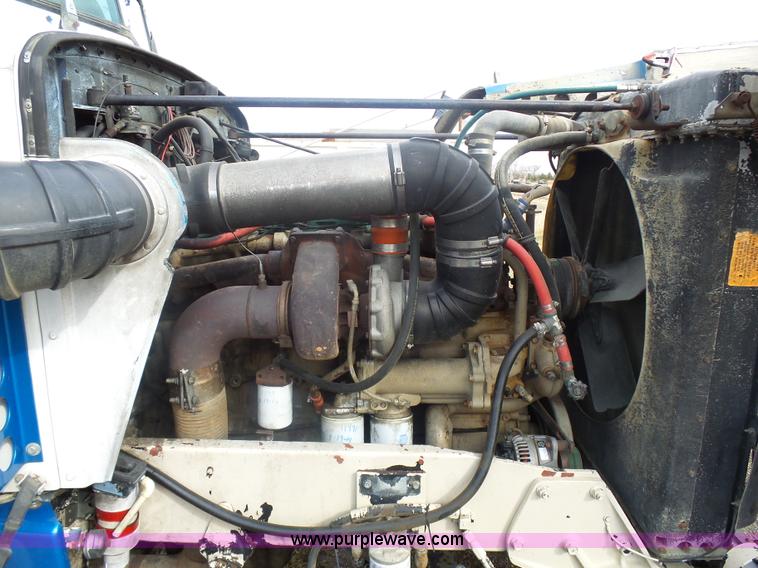 image for item J1679 1986 Peterbilt semi truck