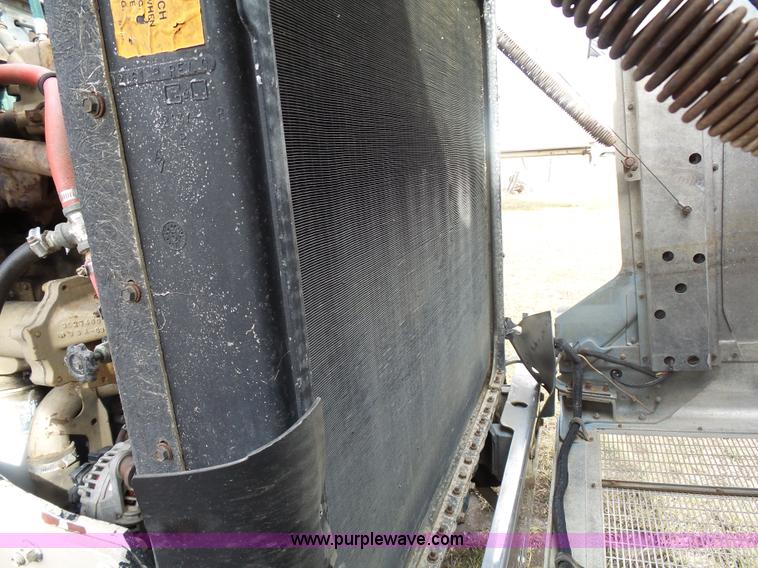 image for item J1679 1986 Peterbilt semi truck