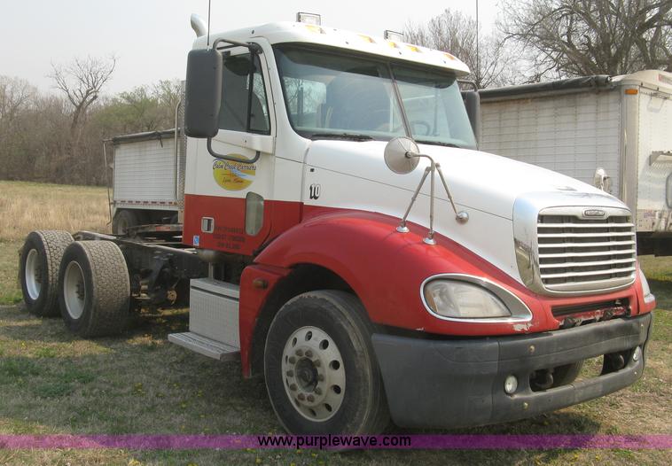 image for item J2849 2005 Freightliner Columbia semi truck