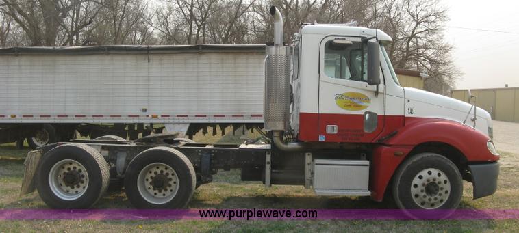 image for item J2849 2005 Freightliner Columbia semi truck