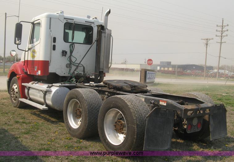 image for item J2849 2005 Freightliner Columbia semi truck