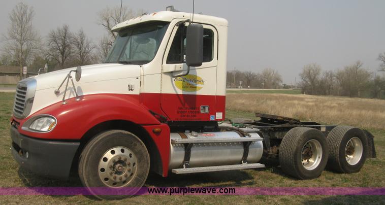 image for item J2849 2005 Freightliner Columbia semi truck
