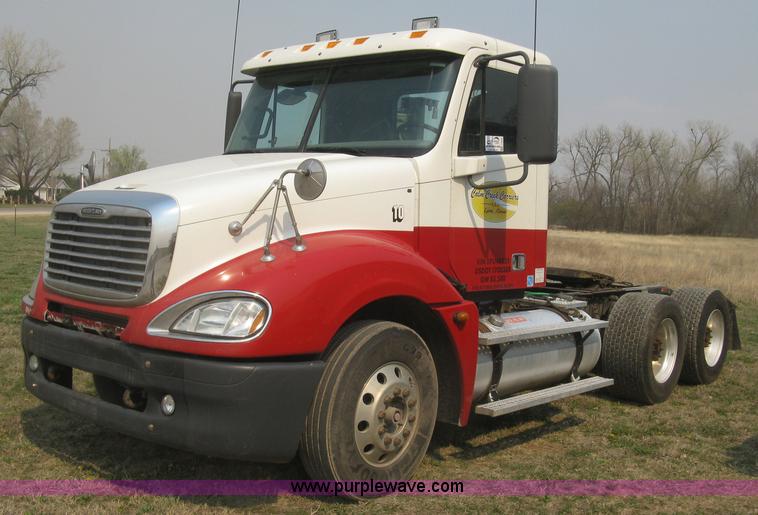 image for item J2849 2005 Freightliner Columbia semi truck