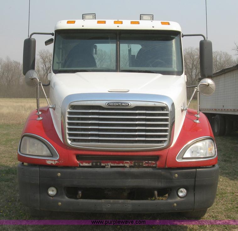 image for item J2849 2005 Freightliner Columbia semi truck