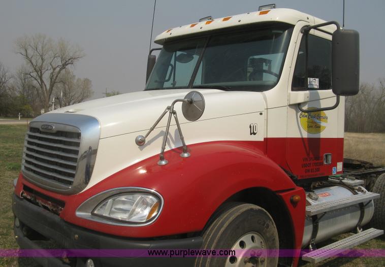 image for item J2849 2005 Freightliner Columbia semi truck